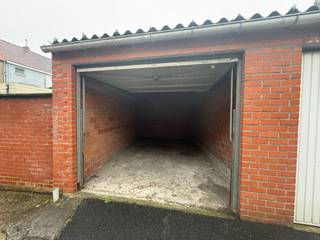 Praktische garagebox vlakbij centrum RoeselareOp zoek naar een veilige en vlot bereikbare garage?Deze standaard garagebox, gelegen op korte afstand...