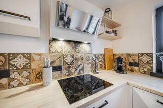 <p>Dit prachtige vakantiehuis, genesteld in een groene omgeving op de heuvels van Houyet, zal u bekoren door zijn bevoorrechte ligging, zijn gezellige sfeer en de kwaliteit van de renovatie. Het is volledig en met zorg gerenoveerd en verkeert in een onberispelijke staat. Het biedt een ideale leefomgeving om even aan het dagelijkse leven te ontsnappen en ten volle te genieten van de rust van deze plek. Op de begane grond bevindt zich een mooie, lichte woonruimte met open keuken, evenals een wasruimte en een apart toilet. Op de bovenverdieping maken twee comfortabele slaapkamers en een doucheruimte het interieur compleet. Buiten nodigt een terras uit tot ontspanning, midden in een bosrijke omgeving waar rust en natuur alomtegenwoordig zijn. Dit huis is volledig gemeubileerd en klaar om u te verwelkomen. Het beschikt bovendien over hoogwaardige technische voorzieningen: PVC-kozijnen met dubbele beglazing, centrale verwarming op gas (tank), een elektrische installatie die aan de voorschriften voldoet en een EPC-klasse C (unieke code: 20260130023786), evenals een eigen parkeerplaats. Of u nu op zoek bent naar een toevluchtsoord voor uw uitstapjes naar het platteland of naar een investeringsmogelijkheid in een regio die geliefd is om zijn natuurlijke en toeristische troeven, dit instapklare pand zal aan al uw verwachtingen voldoen. Een prachtige kans om een ware oase van rust te verwerven, zonder dat er renovatiewerkzaamheden nodig zijn. Biedingen vanaf 249.000 €, onder voorbehoud van aanvaarding door de eigenaars. Neem contact op met onze makelaar Cécile op 0470823943 om dit pand te ontdekken en een bezichtiging te regelen!<br /><br /></p>