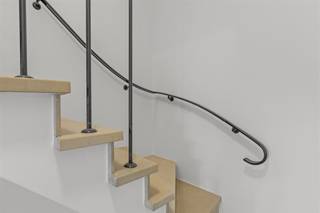 <p><strong>Prachtig gerenoveerd appartementsgebouw op toplocatie!</strong></p><p>Ontdek dit charmante, kleinschalige appartementsgebouw dat volledig gerenoveerd werd en klaar is voor directe verhuur. Gelegen op een uitstekende, commerciële locatie biedt dit pand volop mogelijkheden!</p><p><strong>Indeling:</strong></p><ul><li><strong>Gelijkvloers (125 m²):</strong> Ideaal voor diverse commerciële doeleinden met ruime uitbatingsmogelijkheden.</li><li><strong>Appartement op de 1e verdieping:</strong> Bestaande uit twee slaapkamers, een ingerichte badkamer, keuken en een ruim terras om van te genieten.</li><li><strong>Appartement op de 2e verdieping:</strong> Eveneens twee slaapkamers, een moderne badkamer, keuken en een groot terras.</li></ul><br /><p><strong>Waarom dit pand?</strong></p><ul><li>Geen syndic</li><li>Geen lift (minder onderhoudskosten)</li><li>Energiezuinig en volledig gerenoveerd</li><li>Direct verhuurbaar, geen renovatiewerken nodig</li></ul><p>Een unieke kans voor investeerders of zelfstandigen die op zoek zijn naar een pand met veel potentieel!</p>