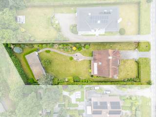 <p>Deze karaktervolle open bebouwing, ontworpen door architect Faseur en gebouwd in 1987, bevindt zich op een ruim perceel van maar liefst 1.395 m² in Drongen.</p><p></p><p>Gelegen op een vlot bereikbare locatie, met winkels, scholen, openbaar vervoer, het station en de E40/R4 op korte afstand.</p><p></p><p>De woning onderscheidt zich door de doordachte architectuur, royale volumes en aangename connectie met de tuin.</p><p>Via de inkomhal met gastentoilet betreedt u de woning.</p><p>De lichtrijke leefruimte vormt het centrale punt van de woning en wordt gekenmerkt door een indrukwekkende open haard met stijlvolle schouw, die voor extra warmte en sfeer zorgt. Grote raampartijen creëren een mooie verbinding met het terras en de tuin. Ook de keuken geniet van rechtstreeks contact, waardoor binnen en buiten harmonieus in elkaar overvloeien.</p><p></p><p>Op het gelijkvloers bevinden zich verder een bureau/speelkamer/slaapkamer en een inpandige garage waar ook ruimte voor wasmachine en droogkast werden voorzien.</p><p></p><p>De eerste verdieping omvat drie volwaardige slaapkamers, een badkamer uitgerust met ligbad, dubbel lavabomeubel en een toilet, een berging. De ruime zolder en de aanwezigheid van een kelder creëren heel wat opbergplaats.</p><p></p><p>De verzorgde tuin biedt tal van mogelijkheden voor wie graag buiten vertoeft. Een bijkomende troef is dat de aanwezige bijgebouwen correct werden vergund. Hierdoor biedt deze buitenruimte extra potentieel voor uiteenlopende invullingen zoals een hobby- of werkruimte, poolhouse, buitenkeuken,...</p><p></p><p>De woning beschikt over een EPC-label D.</p><p></p><p>Een eigendom met karakter, architecturale kwaliteit en een uitzonderlijk ruim perceel, waar gezinnen alle ruimte krijgen om comfortabel te wonen en te genieten van het buitenleven. Een bezoek meer dan waard.</p><p><strong><u>Interesse?</u></strong> Contacteer Steffi telefonisch op 0498/50.50.94 of per mail steffi@vastgoeddevos.be </p>