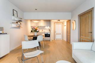 Dans la résidence Windekind à La Panne, à quelques pas de la mer et de la réserve naturelle, nous trouvons cet appartement rénové à vendre. L'appartement a été entièrement rénové en 2025, est entièrement prêt à emménager et est vendu meublé. Idéal pour un usage personnel ou pour des locations de vacances rentables, où il est déjà utilisé avec succès.MISE EN PAGE :> Quatrième étage :- le hall d'entrée ;- un espace de vie agréable avec canapé-lit et accès à la terrasse exposée au soleil ;- salle de bain avec douche, lavabo et toilettes ;- une chambre spacieuse avec lits superposés et lit double ;- cuisine équipée avec cuisinière à induction, hotte, réfrigérateur, four combiné et évier ;> Sous-sol :- Rangement privé au sous-sol inclus ;- Garage à vélos et local à déchets communs ;AVANTAGES :- installation électrique conforme !- chauffage électrique télécommandé ;- situation très calme à quelques mètres de la mer ;- vente meublée.Vous recherchez un appartement prêt à emménager disponible pour la résidence permanente, l'investissement ou la résidence secondaire ? N'hésitez pas à contacter notre bureau de Dewaele Koksijde : 058 330 600