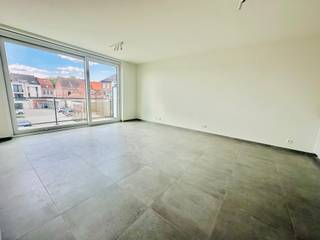 <strong>Nieuwbouwappartement met 1 slaapkamer, staanplaats en berging</strong><br /><br /><strong>Dit appartement bestaat uit: </strong><br />inkom, apart toilet, eethoek, berging, zithoek, badkamer, berging, keuken, 1 slaapkamer, terras en staanplaats<br /><br />+ screens aanwezig<br />+ verlichting aanwezig<br />+ zonnepanelen<br />+ appartement volledig geschilderd<br />+ instapklaar<br /><br /><strong>Interesse?</strong> Klik hier! https://mijnhuurprofiel.be/property/223d3fbf-5218-45b4-a987-a2db8a75d7c5