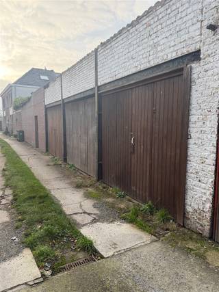 In de Geldhofstraat 116 bevindt zich deze praktisch gelegen garage/opslagplaats, ideaal voor wie op zoek is naar extra bergruimte of een...