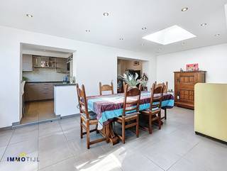 Deze gezinswoning biedt op het gelijkvloers een inkomhal met gastentoilet, een gezellige woonkamer met eetruimte en een recent vernieuwde,...