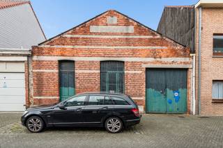 Deze unieke opslagplaats is gelegen in het centrum van Turnhout met een vlotte verbinding naar hoofdwegen en de autostrade E34.<br /><br />De schuur bestaat vooraan uit een (te renoveren) kantoorruimte en achterliggend een open opslagruimte dewelke geschikt is voor zelfstandigen, hobbyisten of zelfs kan dienen als parkeerplaatsen. <br /><br />De karaktervolle schuur is te renoveren waarbij vooral het dak vernieuwd moet worden.