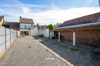 Deze woning bevindt zich op wandel-/fietsafstand van Deinze-centrum, op een commerciële ligging EN heeft diverse ontwikkelingsmogelijkheden!<br /><br />De woning en haar terrein palen zowel aan de Dorpsstraat, als aan de achterliggende Achterstraat.<br />Aan de zijde van de Achterstraat, kan men 2 garageboxen (op heden verhuurd) en een doorgang naar het binnen gebied terugvinden.<br />Het totale terrein beslaat 335m² waardoor een ontwikkeling, aan de Achterstraat, mogelijk is.<br /><br />Het hoofdgebouw dient opgefrist te worden, maar dat betekent vooral ook een unieke kans om dit gebouw volledig naar eigen smaak te vernieuwen.  De totale bruikbare woonoppervlakte van 215 m² speelt hierin een grote troef ifv. de vele mogelijkheden.<br /><br />Indeling hoofdgebouw: <br />*Kelder: een droge kelder van +/- 10m²<br />*Gelijkvloers: inkomhal, een heel ruim salon welk gekoppeld is aan een ruimte eetplaats met een halfopen keuken. Via de keuken kan men naar de achterliggende badkamer en achteringang.<br />*1ste verdieping: nachthal, bergruimte, 2 ruime slaapkamers<br />*zolderverdieping: 3de slaapkamer en een te ontwikkelen/af te werken polyvalente ruimte.<br /><br />De bereikbaarheid is TOP: 8 min fietsafstand van Deinze-centrum, 10 min met de fiets tot aan het treinstation van Deinze, op wandelafstand van openbaar vervoer en 4 min met de wagen tot aan de oprit van de E17,....<br /><br />Mobiscore: 8,3/10<br /><br />Indien u meer info wenst of een bezoek ter plaatse, aarzel dan niet en neem gerust contact op met Pieterjan Windey op pw@entree.be of gsm 0472 80 20 65