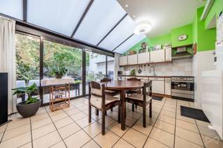 <p><b>Info and visits: 02 315 51 71</b><b></b></p>
<p></p>
<p>Located in a quiet one-way street, <span><b>We Invest</b></span> offers this <span><b>well-maintained 4-bedroom house</b></span> with a total surface area of <span><b>169 m²</b></span>.</p>
<p>Ground floor: entrance hall, living room, dining room, kitchen, and utility/laundry room with access to the terrace and garden.</p>
<p>First floor: two bedrooms (15 m² each) and a bathroom with toilet.</p>
<p>Second floor: two additional bedrooms, including one with an adjoining office (11 m²), and a shower room with toilet.</p>
<p>Full basement with cellars over the entire footprint of the house.</p>
<p>Numerous built-in cupboards and storage spaces.</p>
<p>Double glazing throughout.</p>
<p><b>Electrical installation not compliant – EPC: E-.</b><b></b></p>
<p></p>
<p><b>A property not to be missed!</b></p>