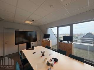 Strategisch gelegen kantoorruimte van 396 m² te huur. Op amper 800 meter van de Knokkebaan met een snelle verbinding naar het op- en afrittencomplex van de E40 te Aalter. Ook met het openbaar vervoer vlot bereikbaar, station en bushalte op slechts 800 meter.<br /><br />De instapklare kantoren zijn <strong>praktisch ingedeeld</strong> met aparte ruimtes op de tweede verdieping en een landschapskantoor op de 3e verdieping. Verder beschikt de ruimte over o.a. een kitchenette, sanitaire voorziening en airconditioning. Grote raampartijen zorgen voor veel natuurlijke lichtinval. Tevens zijn de ruimtes voorzien van ruime <strong>terrassen</strong>.<br />4 bovengrondse <strong>parkeerplaatsen </strong>voorzien.<br /><br />Beschikbaar vanaf september 2026.<br /><br />Contacteer <strong>PANORAMA B2B GENT KANTOREN</strong> voor bijkomende (technische) inlichtingen, plannen of een vrijblijvend plaatsbezoek<strong> 0477 44 39 30</strong>.