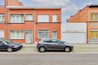 Op te frissen woning met stadstuin In het centrum van Merksem, in een zijstraat van de Bredabaan, staat deze charmante op te frissen woning in de Van...