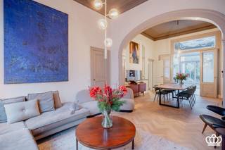 <p><span>Zeer stijlvol en hoogwaardig gerenoveerd herenhuis met 7 slaapkamers en stadstuin, gelegen op een absolute toplocatie in Antwerpen-Zuid! </span></p><p><span> </span></p><p><span>INDELING </span></p><p><span> </span></p><p><span>Gelijkvloers</span></p><p><span>Bij het betreden van de woning komt u in de royale inkomhal, waar de hoge plafonds, authentieke wand- en plafonddetails en de marmeren vloer onmiddellijk de grandeur van dit herenhuis weerspiegelen. Hier bevindt zich een gastentoilet met handenwasser. Vanuit de inkomhal bereikt u de leefruimte op eikenhouten visgraatparket, harmonieus ingedeeld in een eetkamer en een zithoek, beide voorzien van een originele marmeren schouw. Aansluitend bevindt zich de keuken op mortexvloer, toegankelijk zowel via de inkomhal door een elegante stalen deur met kathedraalglas als via de eetkamer door dubbele massief houten deuren met authentiek glas. Een grote, geïsoleerde lichtkoepel zorgt voor een uitzonderlijke lichtinval. De recent vernieuwde maatwerkkeuken in hoogwaardig walnootfineer, afgewerkt met composieten werkbladen, is uitgerust met alle hedendaags comfort: vaatwasser, inductiekookplaat met dampkap, dubbele spoelbak, AEG-oven en microgolf. De ontbijtbar en koffiecorner zijn eveneens uitgevoerd in duurzaam composiet. Via het schuifraam met vliegenraam heeft u toegang tot het verhoogde terras en de zuidgerichte tuin, een discrete en rustige buitenruimte in het hart van de stad.</span></p><p><span> </span></p><p><span>Eerste verdieping</span><span><br />De originele houten trap leidt naar de eerste verdieping. Hier bevindt zich de luxueus vernieuwde badkamer, voorzien van een dubbele marmeren wastafel en een meubel in massief gebrand eikenhout, afgewerkt met LED-verlichte spiegels. Verder beschikt de badkamer over een ruime inloopdouche, een ligbad en een designradiator met geïntegreerde handdoekwarmer. Op deze verdieping bevinden zich tevens twee ruime slaapkamers op eikenhouten visgraatparket, elk met een originele marmeren sierhaard. De slaapkamer aan de voorzijde geniet van een open zicht op de Sint-Michielskerk. Verder is er een apart toilet aanwezig.</span></p><p><span> </span></p><p><span>Tussenverdieping</span></p><p><span>Op de tussenverdieping werd enkele jaren geleden een bijkomende ruimte gecreëerd. Deze is momenteel casco afgewerkt en biedt diverse mogelijkheden, waaronder de realisatie van een extra badkamer. </span></p><p><span> </span></p><p><span>Tweede verdieping</span></p><p><span>De tweede verdieping omvat twee ruime slaapkamers op eikenhouten visgraatparket, opnieuw elk met een originele marmeren sierhaard. Daarnaast bevindt zich een extra kamer die momenteel is ingericht als dressing. </span></p><p><span> </span></p><p><span>Derde verdieping / zolderverdieping</span><span><br />Op de derde verdieping bevindt zich een kantoorruimte op eikenhouten visgraatparket, uitgerust met een op maat gemaakt wandmeubel in walnoothout en verfijnde, geïntegreerde inbouw- en LED-verlichting.</span></p><p><span>Boven deze verdieping bevindt zich een volledig afgewerkte en praktische zolderruimte. Verder telt deze verdieping nog twee slaapkamers, eveneens afgewerkt met eikenhouten visgraatparket.</span></p><p><span> </span></p><p><span>Souterrain</span></p><p><span>De woning beschikt over een volwaardig souterrain dat zich uitstrekt over de volledige oppervlakte van de woning en is opgedeeld in meerdere functionele ruimtes. Hier bevinden zich onder andere de aansluitingen voor wasmachine en droogkast, evenals de meters van de nutsvoorzieningen.<br />Vanuit het souterrain is er bovendien directe toegang tot de tuin. </span></p><p><span> </span></p><p><span>Tuin</span></p><p><span>Aan de achterzijde van de woning bevinden zich een verhoogd terras en een zuidgerichte tuin. Deze buitenruimtes bieden bijkomende optimalisatiemogelijkheden, zoals weergegeven in de impressiebeelden.</span></p><p><span> </span></p><p><span>Bijzonderheden</span></p><p><span>- </span><span>De bewoonbare oppervlakte is inclusief het souterrain (ca. 95 m²) en exclusief de afgewerkte bergzolder (ca. 30 m²).</span></p><p><span>- De woning is gelegen op een uiterst gegeerde locatie in Antwerpen-Zuid, op wandelafstand en vlakbij alle voorzieningen (horeca, winkels, openbaar vervoer, scholen,...)</span></p><p><span>- EPC C-label, elektriciteit conform en asbestveilig/vrij</span></p><p><span>- Sinds 2023 werd de woning grondig gerenoveerd met behoud van authentieke elementen die het karakter en de allure van deze herenwoning benadrukken. </span></p><p><span>   * Keuken (2023)</span></p><p><span>   * Badkamer en sanitair (2024)</span></p><p><span>   * Kantoorruimte (2025)</span></p><p><span>   * Nieuw eikenhouten visgraatparket met band en bies doorheen de volledige woning, geplaatst op vernieuwde ondervloeren voor optimale isolatie en geluidsdemping (2025)</span></p><p><span>   * Stalen deur met kathedraalglas naar de keuken (2024)</span></p><p><span>   * Nieuwe radiatoren en leidingen door de volledige woning (2025)</span></p><p><span>   * Professioneel aangelegde server voor internet en lokale bekabelde aansluitingen op elke verdieping (2025).</span></p><p><span>   * Vliegenramen voorzien aan de achterzijde: tuindeur, badkamerraam en slaapkamers op verdieping 1 en 2 (2025).</span></p><p><span>   * Zolderverdieping volledig geïsoleerd, bezet en afgewerkt met inbouwverlichting (2025).</span></p><p><span>- Aanvullend biedt de woning nog verdere potentie: </span></p><p><span>   * Casco ruimte waar nog een extra badkamer kan gecreëerd worden. </span></p><p><span>   * Voorbereide aansluiting voor zonnepanelen.</span></p><p><span>   * Voorbereide aansluiting voor tuinverlichting.</span></p><p><span>- Neoclassicistisch burgerhuis, opgenomen als vastgesteld bouwkundig erfgoed. </span></p><p><span> </span></p><p><span> </span></p><p><span> </span></p><p><span> </span></p><p><span> </span></p><p><span> </span></p><p><span> </span></p>