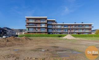 KIJKDAG ZATERDAG 22 NOVEMBER VAN 10u TOT 12u (OP AFSPRAAK!!)<br /><br />AALST - RECENT APPARTEMENT MET 2 SLAAPKAMERS EN TERRAS<br />Dit recent appartement is rustig gelegen in een nieuwe verkaveling nabij Ten Rozen en OLV.<br />Het bestaat uit een ruime inkomhal met praktische ingebouwde kasten/vestiaire, ingerichte badkamer met inloopdouche, twee ruime slaapkamers en open leefruimte met volledig uitgeruste keuken met kwalitatieve toestellen. Het keukeneiland nodigt uit voor een gezellig aperitief tijdens de voorbereiding van een maaltijd.<br /><br />De zithoek kijkt uit op het ruime terras, met ook nog een nuttige buitenberging. Dit appartement is voorzien van bewoning voor een rolstoelgebruiker.<br />In de kelder is er ook nog mogelijkheid tot aankoop van een autostaanplaats.<br /><br />De vermelde prijs is een richtprijs. Na ontvangst van de biedingen zal de verkoper beslissen of hij/zij de eigendom verkoopt aan het beste bod. De richtprijs is aldus niet bindend voor de verkoper. Voor meer info kunt u ons contacteren of het reglement raadplegen op onze website.