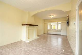 <p><span>Heerlijk wonen in een rustige, groene buurt vlak bij het park? Dat doe je hier, in een brede, kindvriendelijke straat vol jonge gezinnen. Deze woning combineert gezelligheid met een doordacht, praktisch ingerichte indeling. Denk : leefruimte, keuken en stadskoer op het gelijkvloers, drie slaapkamers en badkamer boven, én als extra troef een inpandige garage die perfect kan dienen als multifunctionele ruimte.</span></p><p><span> </span></p><p><span>Woonkamer met veel licht, keuken en aangrenzende stadskoer</span></p><p><span>Je betreedt de woning via de inkomhal op retrotegel, met directe toegang tot het gastentoilet en links de ruime leefruimte. De kamerbrede ramen zorgen voor een overvloed aan natuurlijk licht in deze aangename woonkamer met salon en eetruimte. Aansluitend vind je de aparte keuken, voorzien van veel kastruimte, dubbele spoelbak, gasvuur, dampkap en betegelde wanden. Vanuit de keuken bereik je de zonnige, onderhoudsvriendelijke stadskoer. Achter de leefruimte bevindt zich de veranda — een ideale plek om te ontbijten of te gebruiken als tweede zithoek.</span></p><p><span> </span></p><p><span>Drie slaapkamers en een badkamer met alles erop en eraan</span></p><p><span>Op de bovenverdieping bevinden zich drie slaapkamers op laminaatvloer: een ruime master van 18 m² aan de achterzijde en twee lichtrijke kamers aan de straatkant, beide voorzien van rolluiken. De volledig betegelde badkamer is uitgerust met een ligbad, dubbele lavabo, ventilatie, een extra toilet en een badkamermeubel met boven- en zijkasten.</span></p><p><span> </span></p><p><span>Ruime inpandige garage</span></p><p><span>Ondergronds bevindt zich de inpandige garage, toegankelijk via de oprit of via de trap vanuit de inkomhal. Dankzij de oprit kan de garage perfect gebruikt worden als multifunctionele ruimte — bijvoorbeeld als atelier of hobbyruimte — en niet louter voor het parkeren van een wagen. Handig is ook dat de aansluiting voor was- en droogtoestellen hier voorzien is, netjes uit het zicht.</span></p><p><span> </span></p><p><span>Groen, gezellig en goed bereikbaar</span></p><p><span>Je woont hier in een gezellige buurt aan de rand van de stad, omgeven door groen. Te Boelaerpark en Boekenbergpark liggen op een steenworp, net als leuke cafés en buurtwinkels. Supermarkten als Colruyt en Delhaize zijn vlakbij, net als openbaar vervoer (tram, bus én Velo). Met de Ring en de Singel om de hoek zit je zo in of uit de stad.</span></p><p><span> </span></p><p><span> </span></p>