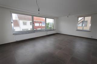 Ruim appartement op de 1ste verdieping, bestaande uit: inkomhal - grote leefruimte - open keuken met inbouwtoestellen (frigo en vaatwas)...