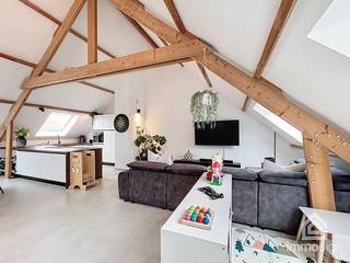 PLUSPUNTEN:<br />🏡 Woonoppervlakte van 107,83 m²<br />🛏️ 2 ruime slaapkamers (17,23 m² en 11,16 m²)<br />🌞 Zonnig zuidgericht terras van 11,16 m²<br />📦 Zolder én kelderberging<br />🚗 Carport met extra parkeerplaats<br />♻️ Energiezuinig met label A (E-peil E46)<br /><br />ALGEMEEN:<br />✨ INSTAPKLAAR APPARTEMENT MET KARAKTER EN COMFORT ✨<br />Op zoek naar een instapklaar appartement met stijl, ruimte en een warme uitstraling? Dan is dit pareltje op de bovenste verdieping van een kleinschalige residentie in Leopoldsburg precies wat je zoekt!<br />Dit prachtig afgewerkte appartement straalt karakter uit dankzij de open leefruimte met zichtbaar dakgebinte tot in de nok — een echte eyecatcher die je meteen charmeert.<br /><br />Je betreedt het appartement via een uitnodigende inkomhal die overgaat in een ruime leefruimte met open keuken en toegang tot het zonnige terras. De keuken is uitgerust met hoogwaardige toestellen zoals een vaatwasser, combi-oven en ingebouwde koelkast, én biedt heel wat kastruimte. Verder vind je:
<ul>
<li>Een aparte berging en technische ruimte met plaats voor wasmachine, droger en eventueel extra vriezer</li>
<li>Twee volwaardige slaapkamers, die een bovengemiddelde oppervlakte hebben(17,23 m² en 11,16 m²)</li>
<li>Een moderne badkamer met inloopdouche, toilet en dubbele lavabo met praktische lades</li>
</ul>
Extra troeven:
<ul>
<li>Privatieve zolder via ladderluik</li>
<li>Kelderberging</li>
<li>Carport met tuinberging achteraan het gebouw (Vloosstraat)</li>
<li>Bovenstandaard afgewerkte keuken</li>
<li>Loftgevoel dankzij open dakstructuur in de leefruimte</li>
</ul>
TOPLOCATIE & ENERGIEZUINIGHEID:<br />Dankzij de ligging op de tweede (en hoogste) verdieping geniet je van maximale rust en privacy. Bovendien woon je op wandelafstand van winkels, scholen, horeca, openbaar vervoer, sportfaciliteiten én parken.<br /><br />Met een energiezuinig A-label (E46) houd je de energiekosten laag, wat dit appartement ook interessant maakt als investering. <br />Let op: het appartement is enkel bereikbaar via een trap en minder geschikt voor mensen die slecht ter been zijn.<br /><br />INDELING:<br />-1: kelderberging<br />0: carport, tuinberging, gemeenschappelijke inkomhal<br />+2: inkomhal, berging, leefruimte met open keuken, zuidgericht terras, nachthal, wasplaats / berging, slaapkamer 2, badkamer en slaapkamer 2<br />+3: zolder via ladderluik<br /><br />FINANCIERING:<br />Denk eraan: enkel Belgische hypotheken zijn van toepassing. Heb je je financiële situatie al op orde? Dat versterkt je positie als kandidaat-koper.<br /><br />VERKOPEN OF VERHUREN?<br />Immosign Plus is steeds op zoek naar nieuw aanbod voor onze zoekende klanten. Wil je zelf verkopen of verhuren? Vraag gerust naar onze succesvolle aanpak – geheel vrijblijvend.<br /><br />MIS NIKS!<br />Niet gevonden wat je zocht? Schrijf je gratis in via onze website en blijf automatisch op de hoogte van ons nieuwste aanbod:<br />👉 www.immosign-plus.be/nl/hou-me-op-de-hoogte<br /><br />BEZICHTIGING:<br />Nieuwsgierig geworden?<br />Aarzel niet en plan vandaag nog een bezoek! Bel ons op +32 89 87 03 67 of mail naar info@immosign-plus.be.<br /><br />