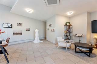 Opbrengsteigendom met 6 entiteiten, 100% verhuurd met interessante vastgoedinvestering te DiksmuideSTARTPRIJS: Elk aanbod boven deze startprijs wordt voorgelegd aan de eigenaars die al dan niet kunnen akkoord gaan met dit voorstel.Op de hoek van de Bortierlaan en Maria-Doolaeghestraat, vlakbij het treinstation en de Grote Markt kan u deze opbrengsteigendom (bj 2002) terugvinden bestaande uit een verhuurde winkel van ca. 46m² met 5 bovenliggende studio’s op de 2 verdiepingen (momenteel alles verhuurd). Uiterst commercieel gelegen met voldoende passage, visibiliteit en op wandelafstand van openbaar vervoer, warenhuizen en verschillende kleinhandel en horeca.Ingericht en verhuurd handelspand op het gelijkvloers met 5 studio’s (geen renovatieplicht), aparte toegang via Bortierlaan 14, bestaande uit inkomhal met trap, kelder (met nutsvoorzieningen), leefruimte, keuken, badkamer en slaapkamer. Opbrengsteigendom met potentieel en grote gevelbreedte gelegen op een super commerciële ligging in het centrum van Diksmuide. Plannen, huurcontracten en andere info beschikbaar op kantoor. Aarzel niet Correct Vastgoed te contacteren als dit opbrengsteigendom met handelspand en 5 studio’s te koop te Diksmuide u kan interesseren. Troeven van het pand:*Lopende huurcontracten met mooie opbrengst (minstens 4,5% nettorendement !)*EPC-certificaten “B” en “C”: geen renovatieverplichting !*100% asbestveilig*Alle certificaten aanwezig en conform*KI (niet geïndexeerd) 2826€*Geen syndicuskostenWij verzorgen ook de schatting van uw woning, bel voor meer info.Sinds kort kunt u ook gebruik maken van onze online schattingstool: https://www.correctvastgoed.be/schattingExtra info verdeling der entiteiten:Op gelijkvloers een handelsruimte en studio.Op de 1e verdieping 2 studio’s.Op de 2e verdieping 1 studio met dakterras en 1 studio met kleine extra ruimte in het dak.