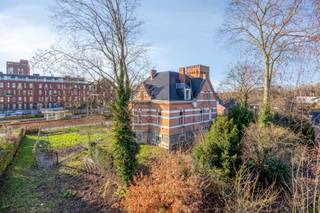 <span><strong>**Statige vrijstaande woning op een perceel van 17a43ca**</strong></span><br /><br />Wij bieden u een indrukwekkend landhuis gelegen op een perceel van meer dan 17a maw mooi omgeven en genietende van een groene omgeving. Dit pand draagt een stukje geschiedenis met zich mee dewelke aan zijn verhaal begon begin jaren 1900. Op heden benut men de woning als woonhuis en gezien de vele ruimten, de meerdere verdiepen biedt dit pand diverse mogelijkheden. De foto's laten niets aan de verbeelding over en brengen een historisch pand met karakter in beeld. <br /><br />Dit landhuis is volledig onderkelderd en voorzien van een inpandige garage geschikt voor een personenwagen. De majestueuze hallen geven een rijkelijk en ruimtelijk gevoel en verdelen de ruimten van de gelijkvloerse verdieping mooi onder. Zo kan je er de leefruimte vinden met erker, de keuken, badkamer en gastentoilet. Verder zijn er op verdieping 2 vier ruime slaapkamers te vinden die opnieuw belang hechten aan lichtheid en het ruimtelijk gevoel. <br /><br />Door de centrale ligging vlakbij het station heb je een zeer snelle verbinding naar Leuven en Mechelen.<br /><br /><span><strong>Interesse in een bezoek ter plaatse? Dat kan! Contacteer onze vastgoedmakelaar Jacky: jacky@connect-immo.be - 0495 53 46 49</strong></span><br /><br />EPC: 183 kWh/m² - Label B - UC 2217984<br />Wg-Gdv-Gvkr-