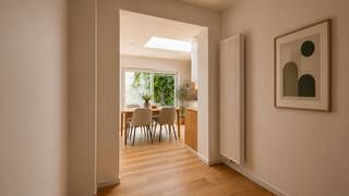 Deze charmante stadswoning bevindt zich in een aangename woonomgeving in Gent, op korte afstand van het bruisende stadscentrum. Dankzij de nabijheid van de R40 en belangrijke invalswegen geniet u van een uitstekende bereikbaarheid, terwijl het Groenvalleipark en de Blaarmeersen zich vlakbij bevinden voor ontspanning en recreatie.<br /><br />Via de aparte inkomhal komt u terecht in een ruime dubbele leefruimte met grote raampartijen die zorgen voor veel natuurlijke lichtinval. Aansluitend bevindt zich de vernieuwde keuken, volledig uitgerust met kwalitatieve Siemens-toestellen, waaronder een heteluchtoven, inductiekookplaat, vaatwasser en dampkap. Via de schuifdeur heeft u toegang tot het aangename terras.<br /><br />Op de eerste verdieping bevinden zich een ruime slaapkamer en een stijlvolle badkamer met ligbad, regendouche en dubbel lavabomeubel. Daarnaast is er een apart toilet aanwezig.<br /><br />De tweede verdieping biedt plaats aan twee bijkomende volwaardige slaapkamers. Beide kamers zijn uitgerust met COAX- en UTP-aansluitingen, ideaal voor thuiswerk, studie of multimedia.<br /><br />Troeven:<br />• Mobi-score 8/10<br />• 3 Volwaardige slaapkamers<br />• Ruime dubbele leefruimte<br />• Vernieuwde keuken met Siemens-toestellen<br />• Badkamer met ligbad en regendouche<br />• Aangenaam terras<br />• Veel natuurlijke lichtinval<br />• COAX- en UTP-aansluitingen in de slaapkamers<br />• Nabij Groenvalleipark en Blaarmeersen<br />• Vlotte verbinding via de R40<br /><br />Deze woning combineert ruimte, comfort en een uitstekende ligging, ideaal voor gezinnen, koppels of wie rustig wil wonen met alle troeven van Gent binnen handbereik.<br /><br />Voor meer informatie of een bezoek, contacteer Eva via 0475 69 38 22 of via eva@vicusvastgoed.be.