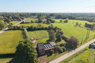Uitgestrekte rust en uitzonderlijk veel ruimte in een groene oase<br /><br />Aan de Paardenstraat 1 in Putte bevindt zich deze bijzonder ruime woning op een royaal perceel van bijna 50 are. Met een paardenweide, vergunde stal en een overvloed aan binnen- en buitenruimte is dit een unieke plek voor wie landelijk wil wonen, paarden aan huis wil houden of ruimte zoekt voor een groot gezin.<br /><br />De doordacht ontworpen, moderne aanbouw brengt licht, groen en rust naar binnen. Grote glaspartijen bieden vanuit de eethoek, woonkamer, keuken, het bureau, de badkamer en slaapkamers mooie zichten op het domein. De complete leefkeuken met kookeiland sluit aan op een royale woonkamer die flexibel kan worden ingericht. Verder zijn er een ruime inkom, een uitzonderlijk grote berging, een bureau dat ook als logeer- of slaapkamer kan dienen, een badkamer en een master bedroom met dressing.<br /><br />De woning is voorbereid op veranderende woonbehoeften. Een slaapkamer op het gelijkvloers, een extra toegang en een slimme indeling bieden mogelijkheden voor levenslang wonen of een kangoeroewoning. Boven bevinden zich twee kamers en een privébadkamer. Ook de ruime zolder kan nog worden ingericht als één grote of twee afzonderlijke kamers.<br /><br />Een carport, een praktisch tuinhok met twee toegangen, veel bergruimte en de omliggende natuur vervolledigen dit veelzijdige eigendom. Een woning waar licht, privacy, comfort en toekomstmogelijkheden samenkomen.<br /><br />Meer info of een bezoek inplannen? wouter.beckx@homixx.be - 016/199.349