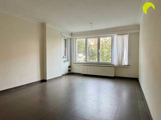 <p><span>This great ground-floor apartment is located in a quiet residential neighborhood.</span></p><p><span>Public transportation and schools are within walking distance.</span></p><p><span> </span></p><p><span>Layout:</span></p><p><span>We enter the apartment through the entry hall, from which all rooms are accessible.</span></p><p><span>The living area is located at the front of the property and overlooks the green front yard.</span></p><p><span>The two bedrooms are located on the side of the apartment and are equipped with electric roller shutters, just like the other rooms in the apartment.</span></p><p><span>The kitchen is located at the rear of the apartment and is equipped with a stove with an exhaust hood, sink, dishwasher, and refrigerator. There is space for an oven and a separate corner for the washer and dryer.</span></p><p><span>The bathroom is centrally located in the apartment and includes a sink, shower, and toilet.</span></p><p><span> </span></p><p><span>The backyard has a gate so that bicycles can be safely stored in the garden if desired.</span></p><p><span>Finally, there is a convenient storage area in the basement.</span></p><p><span> </span></p><p><span>Useful information:</span></p><ul><li><span>Availability: immediately</span></li><li><span>Common expenses: €30 (water usage allowance, timer)</span></li><li><span>Rental deposit: 3 months</span></li><li><span>Location description: €225 per lot</span></li><li><span>EPC rating: D</span></li></ul><p><span> </span></p><p><span>SCHEDULE YOUR OWN APPOINTMENT NOW USING OUR ONLINE MODULE</span></p><p><span>Go to the property listing on our website <span>www.habicom.be</span></span><span> and then click the pink button</span><span> 'SCHEDULE A VISIT'.</span></p><p><span> </span></p><p><span> </span></p>