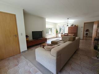 Bij het betreden van de woning kom je terecht in de inkomhal, die toegang biedt tot de leefruimtes. De woonkamer geniet van een aangename...