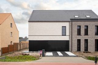 <p><strong>Huurprijs: 1.750 EUR per maand<br />Kosten plaatsbeschrijving zijn 50/50 te delen door huurder en verhuurder<br />Huurwaarborg = 3 maanden huur<br />Beschikbaar: in onderling overleg</strong></p>
<p><strong>BEZOEK AANVRAGEN EN KANDIDAAT STELLEN VIA ONZE WEBSITE: www.deboerenpartners.be</strong><br />Indien u een bezoek wenst aan te vragen aan dit eigendom te huur, dan kan dit enkel via het aanvraagformulier op onze website. U zoekt het betreffende eigendom onder ons 'aanbod te huur', en klikt daarna bovenaan op 'bezoek inplannen'.<br />Daarna doorloopt u alle stappen en vult u de gevraagde gegevens in. Wij behandelen uw aanvraag binnen de 2 werkdagen en contacteren u daarna. Omwille van het grote aantal aanvragen, worden verzoeken via Immoweb, Immoscoop of Spotto niet behandeld.</p>
<p><strong><u>Omschrijving van de woning:</u></strong><br /><strong>NIEUWBOUW:</strong> Halfopen bebouwing op een perceel van 406m² met 4 slaapkamers.<br />U wordt verwelkomd in de inkomhal met een apart gastentoilet, waarna u de lichtrijke en ruime leefruimte betreedt. Aansluitend bevindt zich de volledig geïnstalleerde open keuken, uitgerust met koelkast, vriezer, combi-oven, vaatwasser en inductiekookplaat, evenals voldoende opbergruimte.</p>
<p>Dankzij de grote schuiframen geniet u van een mooi zicht op de aangename tuin.</p>
<p>De woning beschikt over 4 volwaardige slaapkamers en 1 volledig ingerichte badkamer met een dubbel wastafelmeubel met spiegels en een ligbad.</p>
<p>Verder is er een inpandige garage met elektrische poort en een praktische berging. Voor de garage is bovendien plaats voorzien voor één wagen.</p>
<p><u>Bijzonderheden: </u><br />- Energiezuinig: Zonnepanelen, regenwaterput, etc. <br />- Rolluiken in slaapkamers<br />- 4 slaapkamers<br />- 1 badkamer met ligbad en dubbele lavabo<br />- Vloerverwarming<br />- Inpandige garage<br />- Zuidgeoriënteerd <br />- Zeer gustige locatie: rustige ligging met een perfecte verbinding naar E34 - Turnhout - Eindhoven</p>