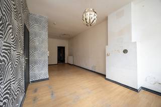 Location

This spacious property is located at Fuggerstraat 37 in Antwerp, in a central location in the north of Antwerp and within walking distance of Park Spoor Noord and the MAS. The property offers easy access to the city centre, while various amenities, shops, schools and public transport are located nearby.

Layout

The building comprises a ground floor and three upper floors, with a total living area of almost 180 m². Thanks to its current layout with four bedrooms, four bathrooms and four kitchens, the property offers a wide range of possibilities.

The building also has separate unit numbers and individual gas and electricity meters. Each floor has its own central heating boiler, further supporting the property's separate layout.

The property can be used as a spacious family home or offers potential for conversion into several separate residential units.

The property has already been thoroughly renovated, including new windows, central heating boilers and flooring. With some further finishing, this could become a particularly spacious and versatile home.

Key features

Almost 180 m² of living space

Separate gas and electricity meters

Separate central heating boilers

No mandatory renovation requirement

New windows and flooring

Electrical installation compliant

Numerous possibilities and various layout options

Immediately available following completion of the deed