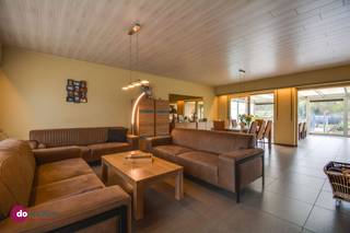 <p><span>Charmante bungalow op een prachtig perceel in Boortmeerbeek</span></p><p><span> </span></p><p><span>Deze charmante bungalow is ideaal gelegen tussen Leuven en Mechelen en biedt een perfecte combinatie van comfort, rust en bereikbaarheid.</span></p><p><span> </span></p><p><span>Bij het betreden van de woning kom je binnen in een verzorgde inkomhal met apart toilet. De lichtrijke en ruime leefruimte vormt het hart van de woning en is uitgerust met een gezellige houthaard, ideaal voor sfeervolle avonden. Aansluitend bevindt zich een aangename leefveranda, waar je geniet van een prachtig zicht op de tuin en de achterliggende groenzone. De volledig ingerichte keuken is voorzien van alle comfort en heeft aansluitend een praktische berging. </span></p><p><span> </span></p><p><span>De woning beschikt verder over 3 slaapkamers en een vernieuwde badkamer met wastafel en inloopdouche. Extra troeven zijn de ruime inpandige garage, geschikt voor één wagen, én een bijkomende hoge garage in de tuin, ideaal voor opslag of zelfstandige activiteit.</span></p><p><span> </span></p><p><span>De grote tuin van maar liefst 18a 50ca biedt tal van mogelijkheden voor tuinliefhebbers, gezinnen of wie op zoek is naar extra buitenruimte en privacy.</span></p><p><span> </span></p><p><span>Interesse in een bezoek? Contacteer ons!</span></p><p><span> </span></p><p><span>015 20 36 00 – <span>info@domoxim.be</span></span><span> </span></p><p><span> </span></p><p><span>domoXim. Waar dromen thuis komen!</span></p><p><span> </span></p><p><span>Ook benieuwd naar de waarde van je </span><span>eigen</span><span> woning? Wij geven je graag advies.</span></p>