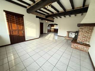 <p><span> C'est dans un cadre agréable et adapté aux enfants, à Schriek, que se trouve cette maison semi-ouverte et chaleureuse, dotée d'un agencement pratique et très lumineuse.<br /><br /> Au rez-de-chaussée, on entre par le hall d'entrée, où se trouvent les toilettes pour invités. Vous y trouverez également un salon spacieux, une cuisine avec coin repas, un débarras et un local technique. Le premier étage comprend deux chambres et une salle de bains avec baignoire, WC et lavabo.<br /><br /> À l'extérieur, vous profiterez d'un jardin agréable et entièrement clôturé –, idéal pour se détendre ou passer de bons moments.<br /><br /> Une maison prête à emménager dans un endroit calme, à proximité des commerces, des écoles et des transports en commun.<br /><br /> La maison est disponible immédiatement.</span></p><p><span> </span></p><p><span>Vous pouvez planifier vous-même une visite directement via notre site web.</span><span> </span></p><p><span>Pour toute autre question, veuillez contacter l'agence au 015/151515 ou à l'adresse info@dupont-vastgoed.be.</span><span> </span></p><p><span> </span></p>