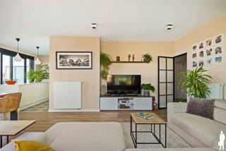 <strong>Penthouse met panoramisch uitzicht</strong><br /><br />Lichtrijke penthouse van<strong> ca. 100 m²</strong> <span>gelegen in een recent gebouw van <strong>2020 </strong>te Deurne-Zuid.</span> Het appartement <span>op de <strong>7de en hoogste verdieping</strong> </span>combineert moderne afwerking met enorm veel buitenruimte. Dankzij de terrassen rondom het appartement geniet u, door de grote raampartijen, van een natuurlijke lichtinval op verschillende momenten van de dag. <br /><br /><span>Vlakbij hebt u alsook invalswegen, het openbaar vervoer, winkels, horeca met gezellige terrasjes, het domein <strong>Rivierenhof, Boekenbergpark en Te Boelaerpark.</strong></span><br /><br /><strong>Indeling</strong><br />- Inkomhal<br />- Badkamer met inloopdouche<br />- Toilet<br />- Slaapkamer 1 met dressing<br />- Slaapkamer 2 met bureau<br />- Leefruimte met aansluitend de eetkamer<br />- Open en volledig geïnstalleerde keuken<br />- Technische ruimte / berging<br /><br /><strong>Bijzonderheden</strong><br /><span>- Mobiscore van </span><strong>9,2/10<br /></strong>- Gebouw van <strong>2020 </strong><br /><span>- Gunstige </span><strong>EPC B</strong><span> met een score van </span><strong>107 </strong>kWh/(m² jaar)<br />- Elektrische installatie <strong>conform</strong><br />- <strong>Asbestvrij</strong><br />- <span>Dubbele beglazing met <strong>aluminium </strong>schrijnwerk </span><br />- Automatische <strong>zonneluifels </strong>met ingebouwde verlichting<br />- <strong>Terrasverwarmers</strong><br />- Automatische zonnescreens<br />- <strong>Zonnepanelen</strong><br />- <strong>Ventilatiesysteem </strong>type D<br />- Ruime kelderberging<br /><strong>- Autostaanplaats inbegrepen</strong><br /><br /><em>Stedenbouwkundige informatie in aanvraag.</em>