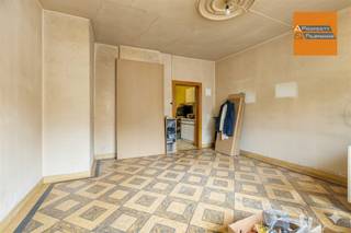 <p><span>Woning gelegen in Leefdaal met uitzonderlijk veel potentieel!</span></p><p><span> </span></p><p><span>Deze woning in Leefdaal biedt een unieke kans voor wie verder kijkt dan de huidige staat en de mogelijkheden van morgen ziet. Waar sommigen een oudere woning zien, ontdekken anderen hier de ideale basis voor het realiseren van hun toekomstige droomwoning.</span></p><p><span> </span></p><p><span>Wat dit pand bijzonder maakt, is het potentieel om het om te vormen tot een prachtige villa op een toplocatie in het hart van Leefdaal. Dankzij de ruime mogelijkheden kan deze eigendom volledig worden afgestemd op uw eigen wensen en visie.</span></p><p><span> </span></p><p><span>Daarnaast biedt dit pand ook interessante opportuniteiten voor investeerders. Mits het verkrijgen van de nodige vergunningen bestaat de mogelijkheid om de bestaande woning af te breken en twee nieuwbouwwoningen te realiseren.</span></p><p><span> </span></p><p><span>Door het beperkte aanbod van dergelijke eigendommen op de markt betreft dit een unieke opportuniteit die snel de aandacht kan trekken. Een bezoek is dan ook absoluut de moeite waard.</span></p><p><span> </span></p><p><span>EXTRA: </span></p><p><span> </span></p><p><span>De woning kan afgebroken worden.</span></p><ul><li><span>2 woningen bouwen</span></li><li><span>5 meter achteruit bouwen – bouwdiepte 15m op het gelijkvloers, 12 op de verdieping</span></li><li><span>2 parkeerplaatsen per woning</span></li><li><span>Er kan tot in de scheiding gebouwd worden (linker woning)</span></li></ul><p><span> </span></p><p><span> </span></p><p><span> </span></p><p><span>Interesse? Neem snel contact op voor een persoonlijke rondleiding en ontdek zelf de troeven van deze bijzondere woning.</span><span> </span></p>