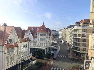 TE HUUR: Uitzonderlijk appartement op de KustlaanHet exclusieve en prestigieuze nieuwbouwproject “Coast House” geniet een zeer centrale ligging op...