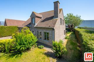 <strong>Charmante woning met zuid gerichte tuin in rustige buurt van Lochristi</strong><br />In een rustige straat te Lochristi, achter een mooie kasseien oprit, schuilt deze charmante woning.  De woning is op te frissen en biedt daardoor de mogelijkheid om ze verder naar eigen smaak in te richten.<br />De ligging is een absolute troef: heerlijk rustig, net buiten het centrum, en toch met een vlotte verbinding naar winkels en de R4.<br />Binnen geniet u van een ruime keuken en een gezellige leefruimte met houtcassette en een mooi uitzicht op de tuin. Verder beschikt de woning over een inpandige garage met een praktische berging/wasplaats. Dankzij de slimme indeling zijn alle ruimtes optimaal benut en voelt de woning bijzonder aangenaam aan.<br />Op de verdieping bevinden zich drie slaapkamers en een ruime badkamer met douche, ligbad, dubbele lavabo en toilet. <br /><br />Buiten wacht een mooie, groene zuid gerichte tuin waar u de hele dag kan genieten. Het perceel heeft een oppervlakte van 612 m² en beschikt over een terras dat aansluit op de woning.<br />Als extra is er nog een ruime vrijstaande garage, ideaal als werkplaats, hobbyruimte of extra opslagplaats.<br /><br />Een warme en verzorgde woning op een rustige locatie, met heel wat ruimte, comfort en potentieel!<br /><br />Interesse om deze charmante woning te bezoeken?  Contacteer ons via info@loimmo.be