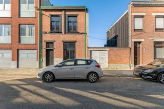 In een rustige, centraal gelegen straat in het hart van Borsbeek, vind je deze op te frissen woning aan de Posthoevestraat 4.De omgeving biedt een...