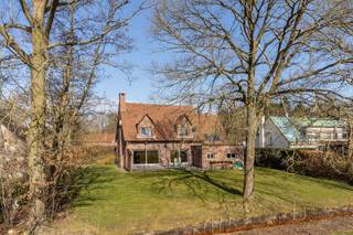 OP TE FRISSEN VILLA OP HET EINDE VAN EEN DOODLOPENDE STRAAT MET ZICHT OP WEILANDEN. * Gelijkvloers : Bij binnenkomst wordt u verwelkomd in een...