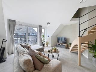 RECENT (°2022) centraal gelegen appartement met 2 slaapkamers en 2 badkamers, geschikt voor hoofdverblijf én als 2de verblijf!<br /><br /><strong>INDELING:<br /><u><em>Vierde verdieping:</em></u></strong><br />Inkomhal - LICHTRIJKE living - volledig ingerichte open keuken (O.a. met fornuis, dampkap, combi-oven, frigo én vaatwasmachine) - afzonderlijk gastentoilet (met lavabo) - badkamer 1 (O.a. met lavabomeubel en douche) - ruime slaapkamer - ZUIDgericht terrasje.<br /><br /><u><em><strong>Vijfde verdieping:</strong></em></u><br />Nachthal - 2de slaapkamer - 2de badkamer (O.a. met lavabomeubel, hangtoilet en douche) - wasplaats (Voorzieningen voor wasmachine en droger) - berging.<br /><br /><u><strong>Opmerkingen:<br />- Energielabel A!</strong></u><br />- Lift aanwezig.<br />- Oppervlakte: 110m2.<br />- Videofonie aanwezig.<br />- ZONNEPANELEN aanwezig.<br />- Elektriciteit volledig GOEDgekeurd!<br />- Volledig geschilderd door professionele schilder!<br />- Tevens geschikt als opbrengsteigendom.<br /><br />INSTAPKLAAR appartement met alle COMFORT op wandelafstand van de Grote Markt, de Zeedijk, het station, scholen en winkels! Aarzel zeker niet om ons te contacteren voor een bezoek ter plaatse: 050/70.01.02 - info@centro.be.