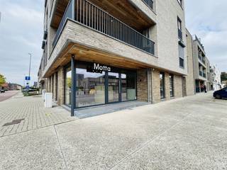 Instapklaar horecapand met topcommerciële ligging in Dilsen-Stokkem! In het centrum van Dilsen-Stokkem bieden wij dit volledig ingericht horecapand...