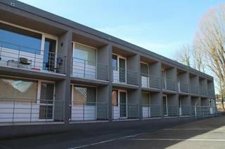 Dit verzorgd éénslaapkamerappartement bevindt zich op een rustige ligging aan de rand van het centrum, op wandelafstand van het station.De indeling omvat een lichtrijke leefruimte met open, ingerichte keuken, een aparte slaapkamer en een badkamer met ligbad met douchefunctie, wastafel en toilet. Praktische berging bereikbaar via badkamer. Aanpalend is er een gezellig terras waar u kan genieten van de buitenlucht.Het appartement werd recent heropgeschilderd en is instapklaar. Parkeren kan eenvoudig in de buurt met een bewonerskaart. Mogelijkheid tot aankoop garagebox(en) in het gebouw.Ideaal als starters- of investeringsappartement.