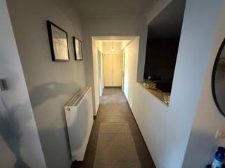Gelijkvloers appartement in een klein gebouw, bestaande uit: inkomhall met aparte berging en aparte wc, leefruimte (+/-30m²) met toegang tot groot terras en tuin, volledig ingerichte keuken, 2 slaapkamers (13m² en 10m²) en badkamer. Ideaal gelegen vlakbij winkels en openbaar vervoer. Lasten: 10 EUR (onderhoud en elektriciteit gemeenschappelijke delen). <br /><br />EPC: B
