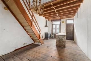 Op zoek naar een renovatieproject op een bijzondere locatie? Deze woning in het charmante Zwankendamme, tussen Lissewege en het strand van Zeebrugge, biedt een unieke kans voor wie zijn droomwoning volledig naar eigen smaak wil creëren.<br />De woning dient grondig gerenoveerd te worden en vraagt een totaalrenovatie, van dak en technieken tot keuken, badkamer en afwerking. Een uitdagend project, maar eentje met enorm veel potentieel.<br />De echte troef bevindt zich achteraan: hier kan een aangenaam terras worden aangelegd met uitzicht op het water, het omliggende groen en de uitgestrekte poldervelden. Een zeldzame combinatie van rust, natuur en open ruimte.<br />Naast de mooie ligging onderscheidt deze woning zich door haar erfgoedwaarde. De authentieke trapgevel met sierankers en gevelstenen zorgt voor een karaktervolle uitstraling die vandaag nog zelden wordt gevonden. Een uniek renovatieproject voor wie charme en authenticiteit weet te waarderen.<br />Zwankendamme is een rustig en landelijk dorp met een authentiek karakter, ideaal voor wie houdt van een groene woonomgeving zonder in te boeten aan bereikbaarheid. Het strand van Zeebrugge bevindt zich op korte afstand en ook het historische witte dorp Lissewege ligt vlakbij. <br /><br />Bent u op zoek naar een woning die u volledig naar uw hand kunt zetten op een verrassend mooie locatie? Dan is dit pand beslist een bezoek waard.<br />Kom de mogelijkheden ontdekken en plan vandaag nog uw bezoek.<br />Ref. V517<br /> 