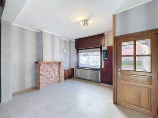 Rijwoning nabij het centrum in Roeselare. De indeling is als volgt: Inkomhal, leefruimte met open keuken, badkamer met douche & toilet, 2...