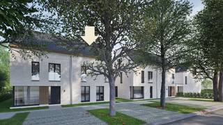 <strong>Woning 8: 4/6 slpk. + 2 bdk. + bureau</strong><br /><br />Residentie 's GRAEVENHOF biedt 12 nieuwbouwwoningen aan:<br /><br />- 5 woningen langs de zijde Wijnegemsteenweg<br />- 4 woningen langs de zijde Dianalaan<br />- 3 woningen achteraan op het binnengebied<br /><br />De woningen hebben bewoonbare oppervlakten tussen 142m² en 252m² + privatieve tuin en terras.<br /><br />Verder zijn ze opgebouwd uit duurzame materialen en uitgerust met een verscheidenheid aan moderne, ecologische technieken, waaronder een lucht-water warmtepomp, zonnepanelen, vloerverwarming en een ventilatiesysteem. <br /><br />De architectuur is modern en stijlvol, gekenmerkt door een combinatie van een lichte gevelsteen met houten gevelbekleding en donkere, kwalitatieve aluminium ramen. <br /><br />'s GRAEVENHOF omvat zowel woningen met platte daken als woningen met hellende daken, waarbij de laatste extra inrichtbare ruimte onder het dak bieden voor bijvoorbeeld een hobbyruimte of extra kamer. <br /><br />De ligging van ’s GRAEVENHOF is ideaal: groen en rustig aan de rand van Hertenbos, nabij natuurgebieden zoals het Gravinnenbos en toch centraal.<br /><br />Op enkele van de woningen is er een mogelijkheid om aan te kopen aan 6% BTW i.p.v. 21% BTW (vraag naar de voorwaarden).<br /><br />Verkoop onder Wet Breyne.<br /><br />Lanceringsvoorwaarde: volledig afgewerkte zolder GRATIS voor de snelle beslisser.<br /><br />Prijs excl. BTW/registratie.<br /><br />Voor meer info kan u terecht op www.waterhuys.be/sgraevenhof of gelieve contact op te nemen met ons kantoor - info@waterhuys.be - www.waterhuys.be/nieuwbouwprojecten - Vg-Wp-Gvv-Gvkr-Gmo-Gworg.
