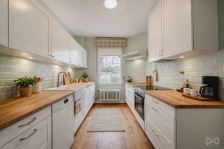 Info en bezichtigingen – 02 315 51 71Dit huis is ideaal gelegen in de directe omgeving van de Avenue de la Couronne, in een rustige woonstraat, heeft...