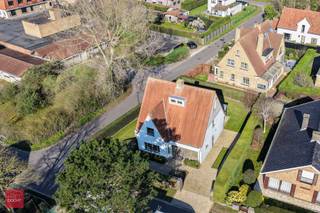 Zeer charmante en ruime villa bestaande uit inkomhal met gastentoilet, living met open haard en eetplaats, ingerichte keuken met...