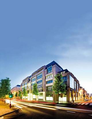 Volledig gerenoveerd pand, gebaseerd op een nieuw architecturaal concept. Mooie en ruime inkomhal waarbij de afwerking bestaat uit natuursteen. <br /><br />Parking binnen: 1.750 Euro/plaats/jaar (ratio: 1/49m²)<br />Archieven: 110 Euro/m²/jaar