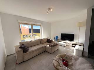 NETJES APPARTEMENT IN EEN KLEINSCHALIGE RESIDENTIE Op het eerste verdiep is dit duplex appartement zeer ruim opgevat met klassieke indeling, heel...