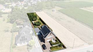 Deze goed onderhouden woning combineert ruimte, wooncomfort en een rustige landelijke ligging met een goede bereikbaarheid. Dankzij de praktische indeling, lichtrijke leefruimtes en talrijke extra troeven is dit een ideale gezinswoning.<br /><br />Op het gelijkvloers vinden we een inkomhal met gastentoilet, een ruime woonkamer met aansluitend de keuken. Verder beschikt de woning over een praktische wasplaats met douche en toilet. De verdieping omvat een nachthal, drie ruime slaapkamers en een badkamer met douche en toilet. Daarnaast zijn er nog een zolder en kelder, die voor heel wat extra bergruimte zorgen.<br /><br />Ook buiten heeft deze woning heel wat te bieden. Er zijn meerdere parkeerplaatsen, een garage met sectionaalpoort en bijkomende bergplaatsen. Achteraan geniet u van een terras met pergola en vijver, een aangenaam beschut ‘koelterras’ en vooral een prachtige, diepe en verzorgde tuin. De totale grondoppervlakte bedraagt circa 15 are.<br /><br />Enkele belangrijke troeven: rustige en landelijke topligging, 14 zonnepanelen met batterij (2024), nieuw dak en onderdak (2024), centrale verwarming met 2 circuits en gezellige houtkachel, grondige renovatiewerken uitgevoerd in 2010 (waaronder nieuwe leidingen, vloeren en brander), 3 toiletten, ...<br /><br />De woning is rustig gelegen in agrarisch gebied, maar tegelijk strategisch ten opzichte van belangrijke verbindingswegen en dagelijkse voorzieningen. Een slager, bakker, apotheek, Delhaize en verschillende scholen bevinden zich in de nabije omgeving. Diverse stations en de oprit van de E40 liggen op slechts circa 4 à 5 km, terwijl een bushalte zich op wandelafstand bevindt. Liefhebbers van rust en natuur vinden bovendien tal van leuke wandelwegen in de onmiddellijke omgeving.<br /><br />P-score: A | G-score: A. EPC: 493 kWh/m² – label E. Door bijkomende dakisolatie kan de energiescore aanzienlijk worden verbeterd. Dit pand is onderhevig aan een lopende renovatieverplichting die door de Vlaamse overheid wordt opgelegd voor residentiële gebouwen. Meer informatie via www.energiesparen.be.<br />Meer informatie of een bezoek? Contacteer ons via 054 23 53 83 of info@localsvastgoed.be.