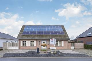 Ben je op zoek naar een huis zonder zorgen, waar je zo kan intrekken?<br />Stop dan zeker eens in de Hoekstraat 10 te Koersel.<br />Op het gelijkvloers hebben we een leefruimte met open keuken, een bijkeuken/wasplaats, een veranda met een mooi zicht op de tuin en een slaapkamer met dressing en badkamer ensuite.<br />Boven zijn er nog drie slaapkamers en een badkamer. <br />In de tuin kan je genieten van de rust door de open vlakte achter het perceel.<br />De auto's kunnen in de garage en/of onder de carport maar er zijn ook verschillende parkeerplaatsen rond het huis.<br />Het perceel van ongeveer 10 are is volledig omheind.<br />Extra troeven: 36 zonnepanelen, 2 thuisbatterijen, regenwaterput van 10.000l<br /><br />Wil je dit huis graag bezichtigen? Bel dan op het nummer 0491 15 30 43 of mail naar hallo@nielsvastgoed.be Ik help je graag verder.