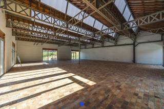 Op een uitstekende locatie nabij het centrum van Kortrijk wordt momenteel een karaktervolle industriële site herontwikkeld tot een bedrijvencampus en in een latere fase ook appartementen.<br /><br />Deze unit is geschikt als kantoor of showroom.<br /><br />Prachtige combinatie van authenticiteit en modern comfort.<br /><br />Blok D: mooie open ruimte van 397m²<br /><br />Bij blok D zijn er geen parkeerplaatsen naast de unit beschikbaar (autoluwe zone), deze zijn uitsluitend te verkrijgen in het parkeergebouw (fase 2).<br /><br /><strong>DETAILS:</strong><br />- mooie combinatie van authentieke materialen en nieuwe technieken<br />- aangesloten op het warmtenet<br />- reeds te bezichtigen ter plaatse<br />- naadloze integratie met de omgeving<br /><br /><strong>CONTACT:</strong><br />Voor meer informatie of een bezoek ter plaatse, contacteer Stijn op 0491 61 42 19 of info@stijndebusschere.be.