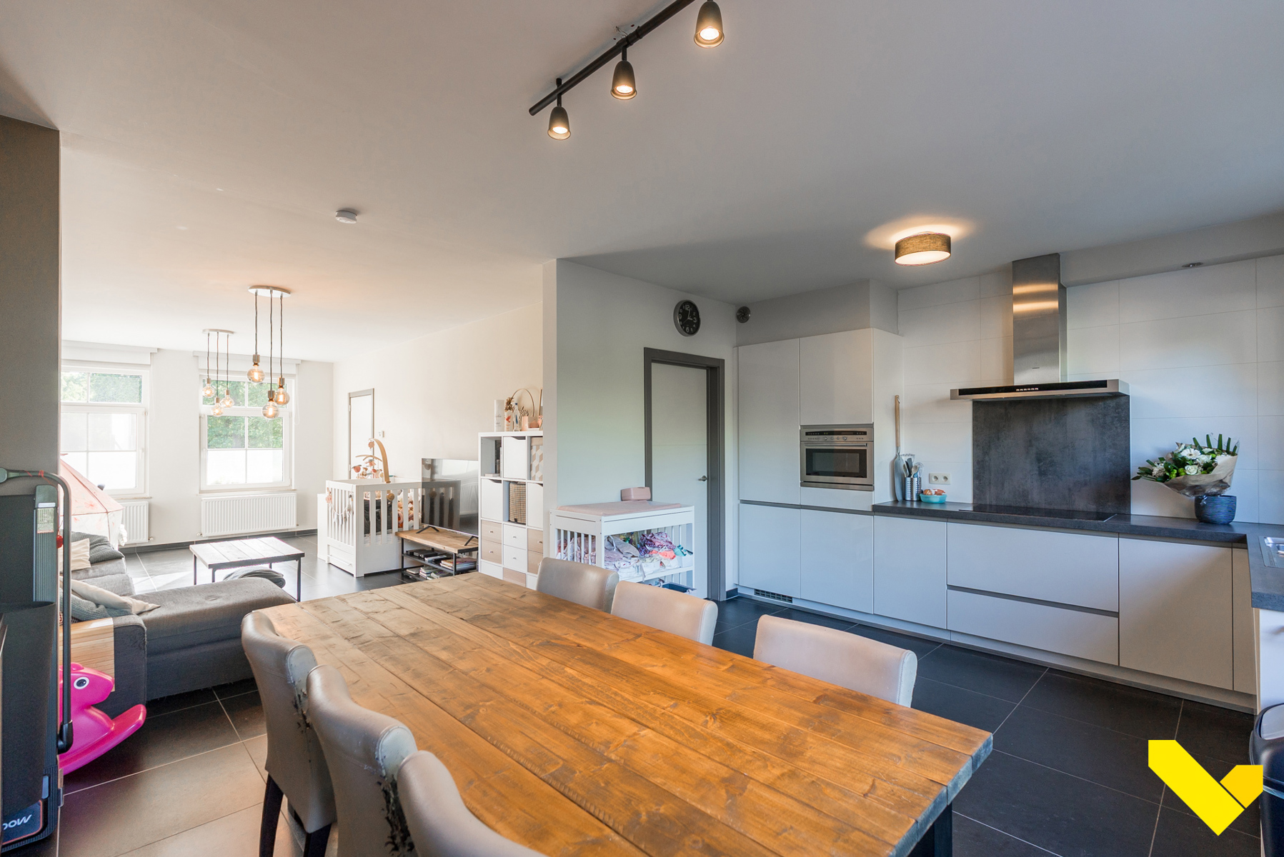 Ruime half open instapklare woning met zalig terras. - foto 4