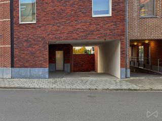 Geniet van het gemak van een overdekte staanplaats in een kleinschalige, recente residentie aan de Holsbeeksesteenweg in Kessel-Lo. Je bent...